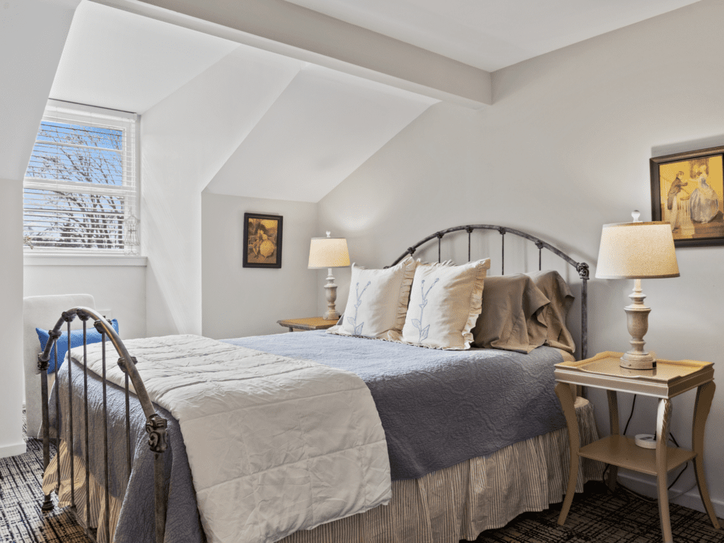 Image of The Niantic hotel room at The Captain Stannard in Westbrook Connecticut.